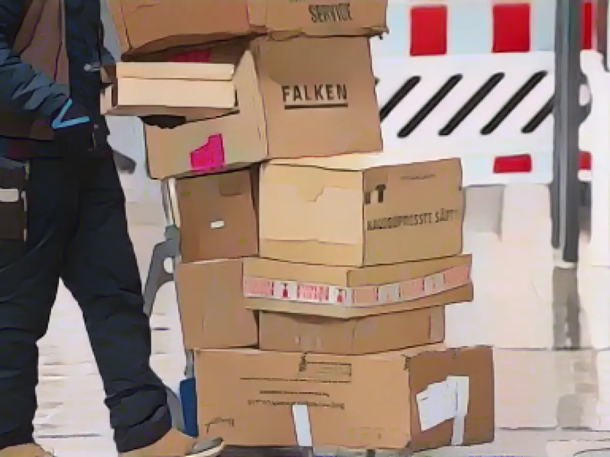 Fake parcel carriers steal parcels from post store