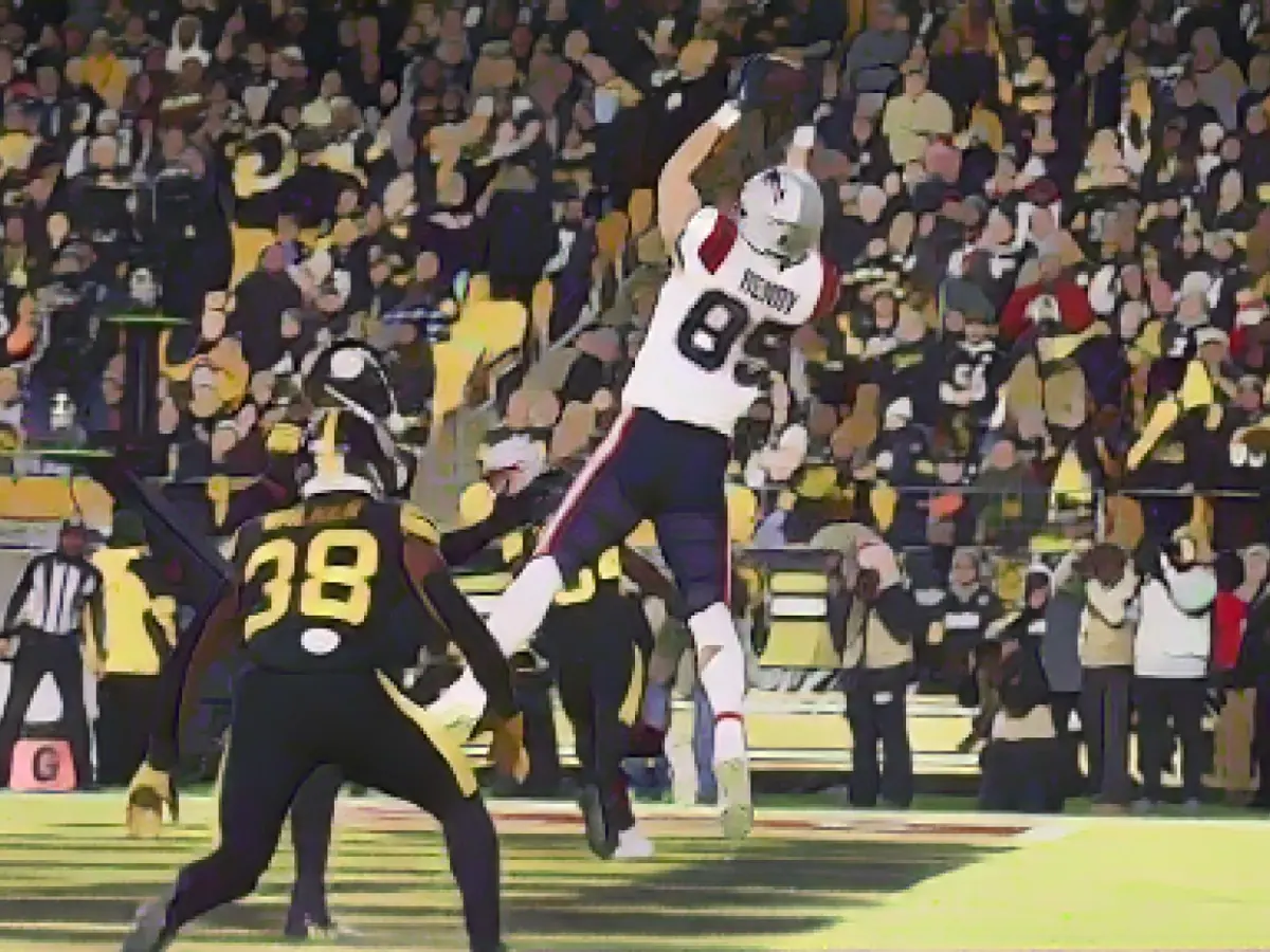 The New England Patriots ended a five-game losing streak with a win over the Pittsburgh Steelers on the road.