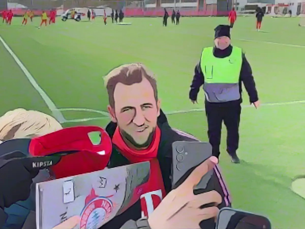 Over 30 minutes! Kane signs autographs in the cold