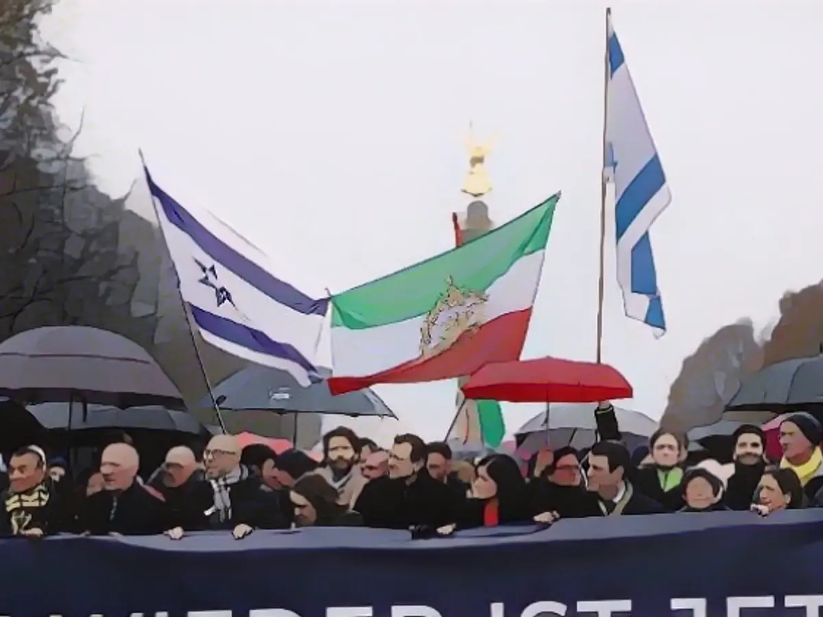 Thousands demand "Never again is now" in Berlin