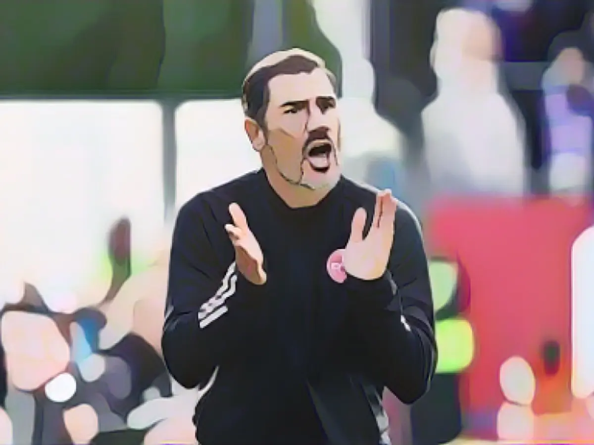 Ass cheek command from Fiél