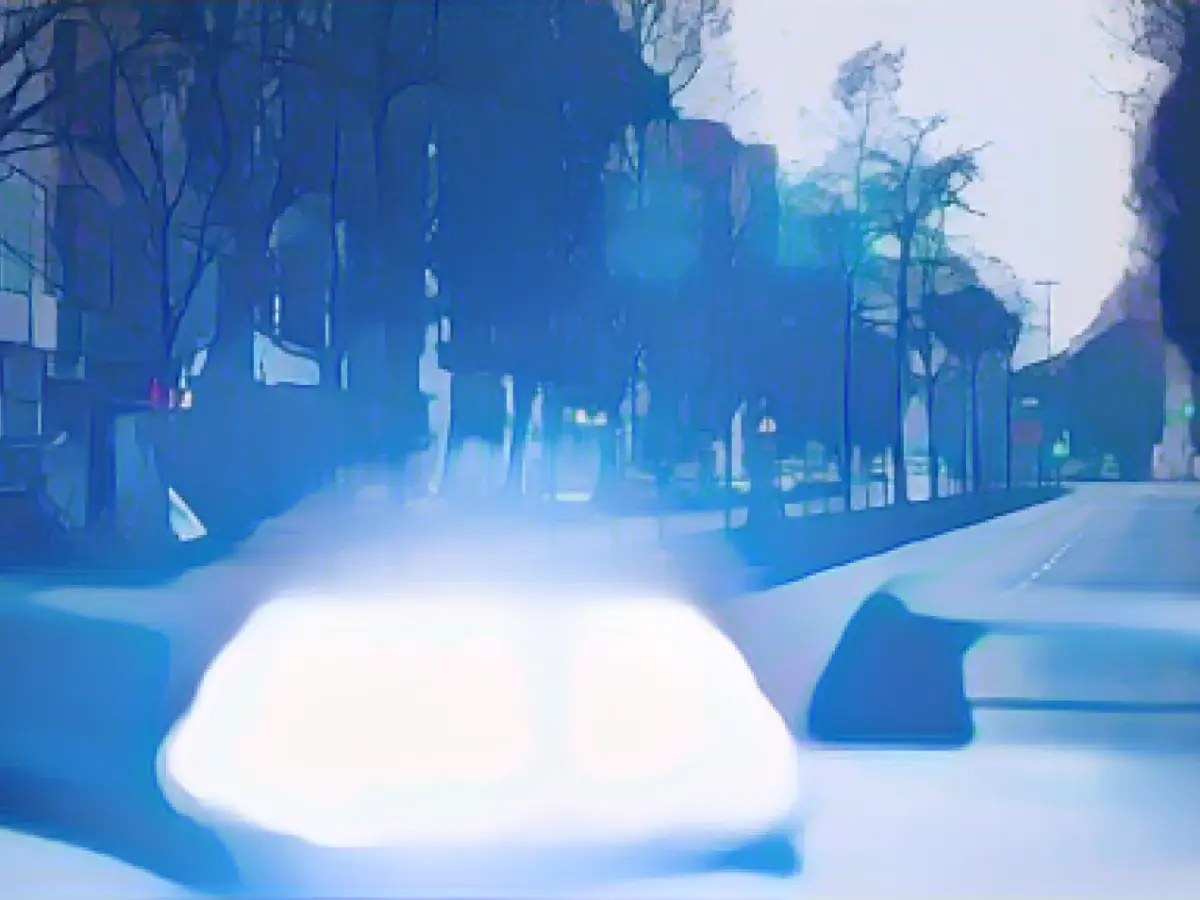 Man catches thief in apartment and prevents him from escaping