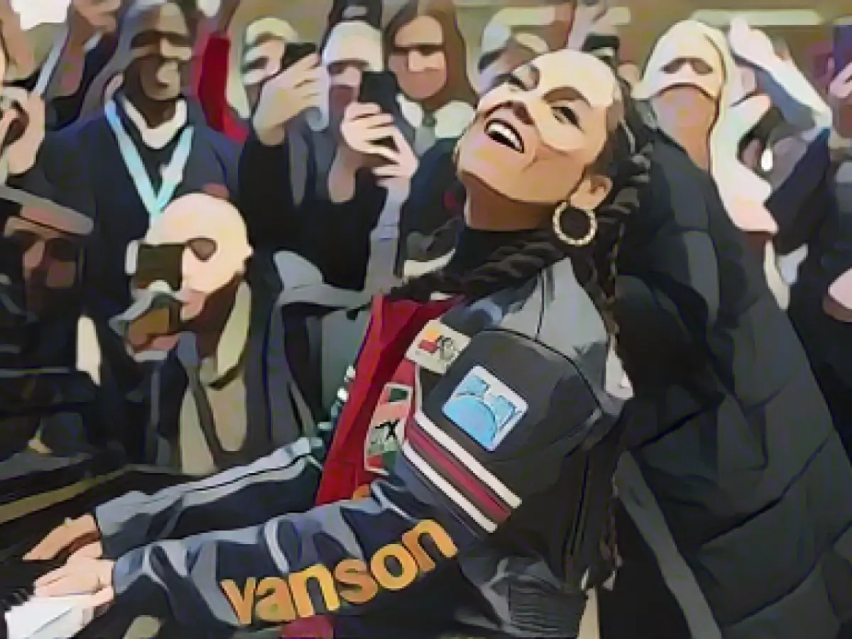 Alicia Keys plays in London train station