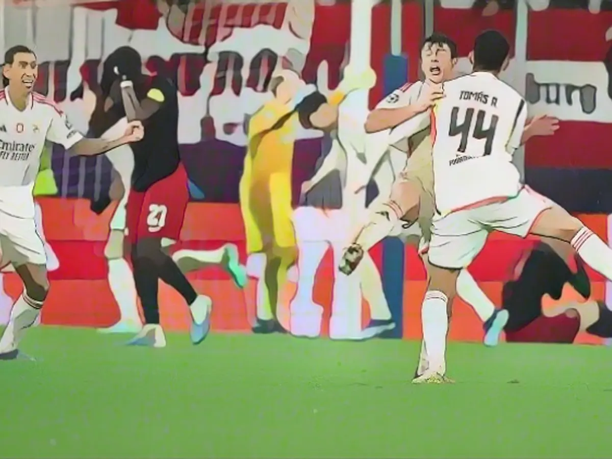 Sly dream goal saves Schmidt and Benfica