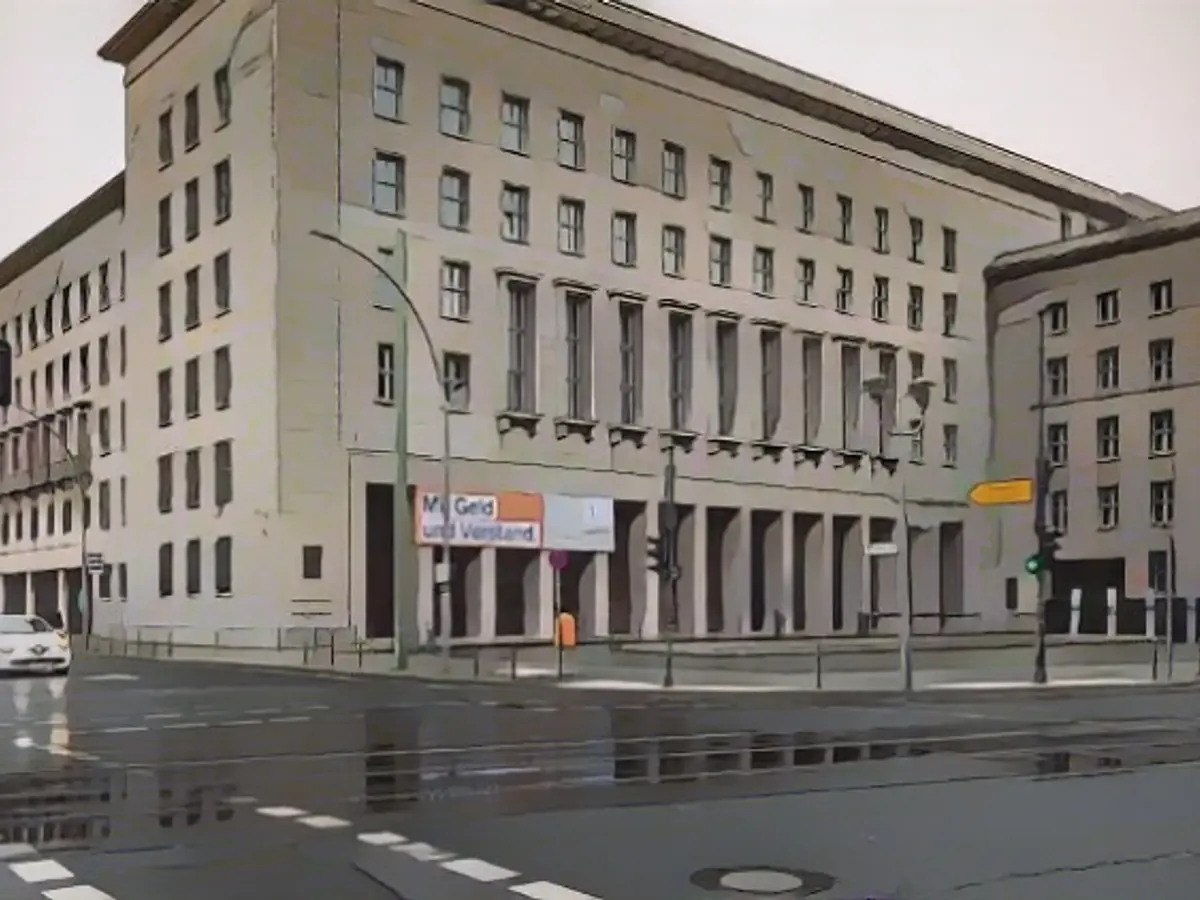 Top official from the Ministry of Finance advises the super-rich