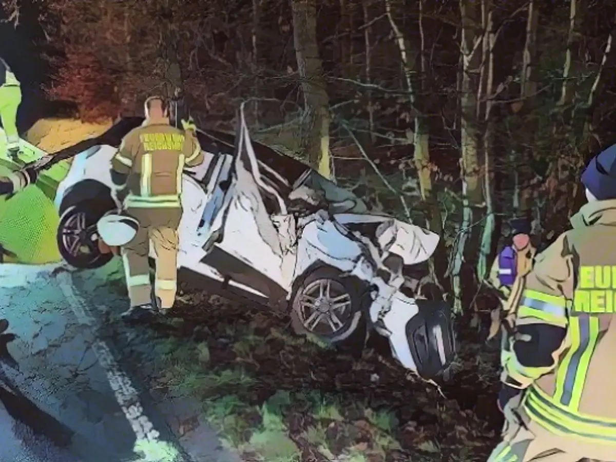 Car crashes into tree with "great force" - three fatalities