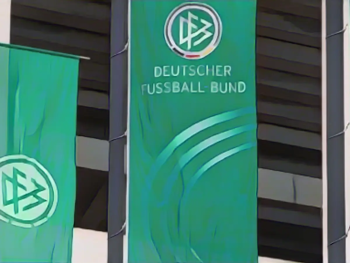 DFB takes action against hate speech online with the public prosecutor's office