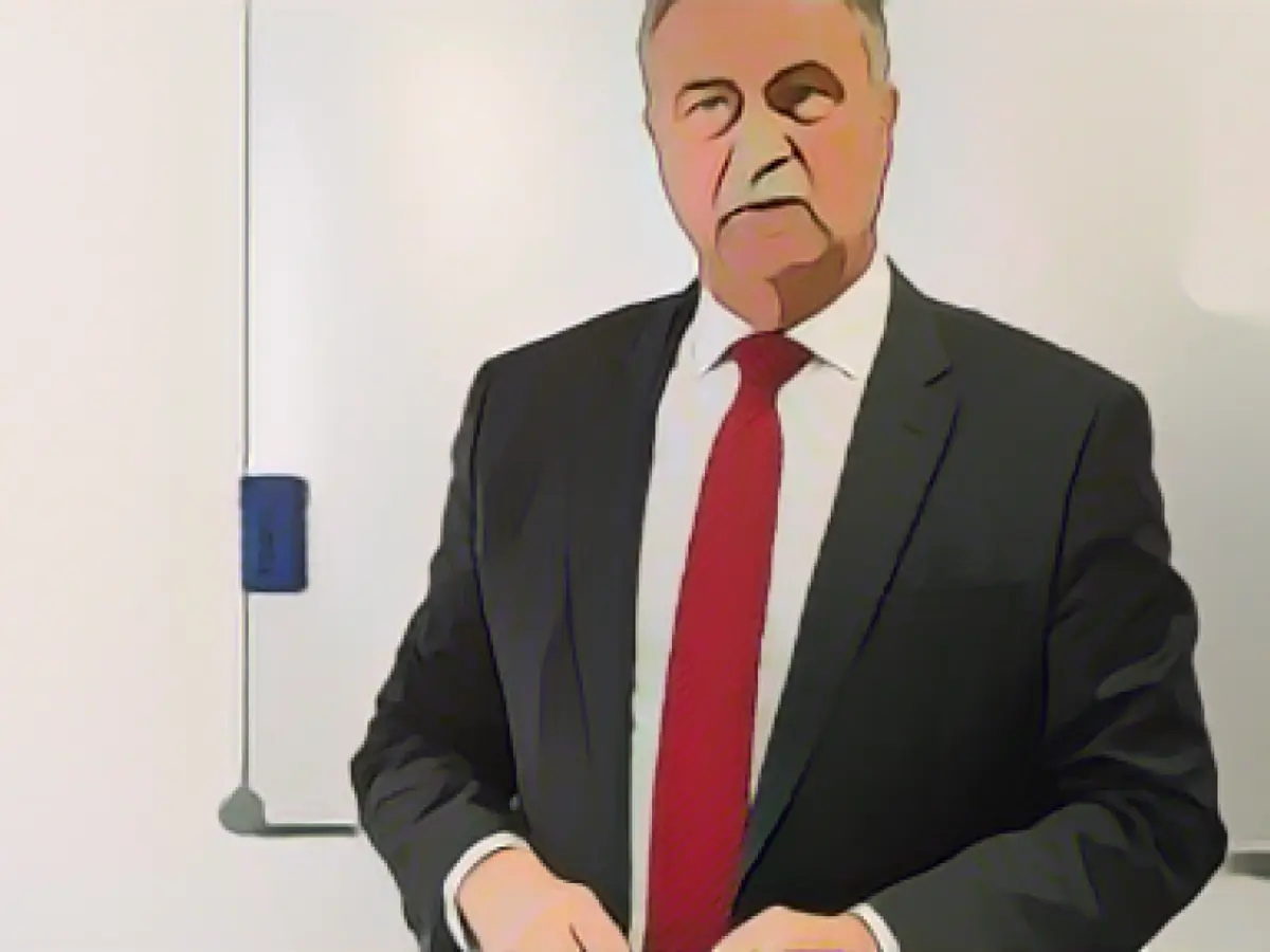 Train drivers' union GDL holds out the prospect of longer strikes after the Christmas vacations