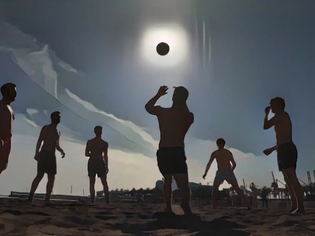 Spain measures almost 30 degrees