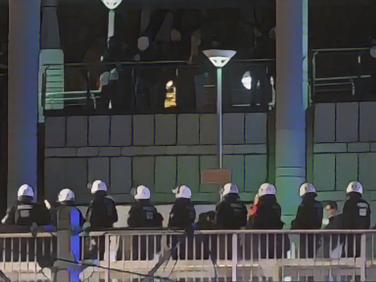 Before Champions Leagu game: PSG fans controlled