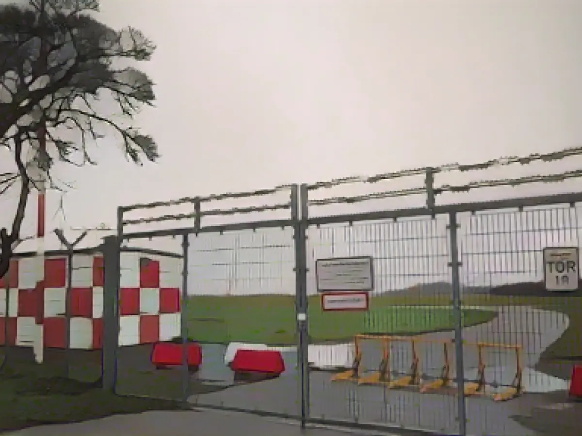 Penetration by hostage-takers: Airport gates with ram protection