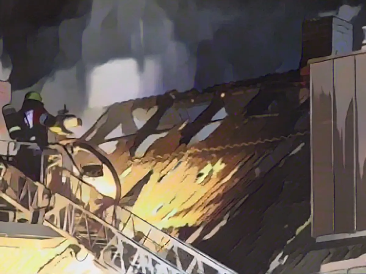Fire destroys the roof truss of an apartment building: Injured