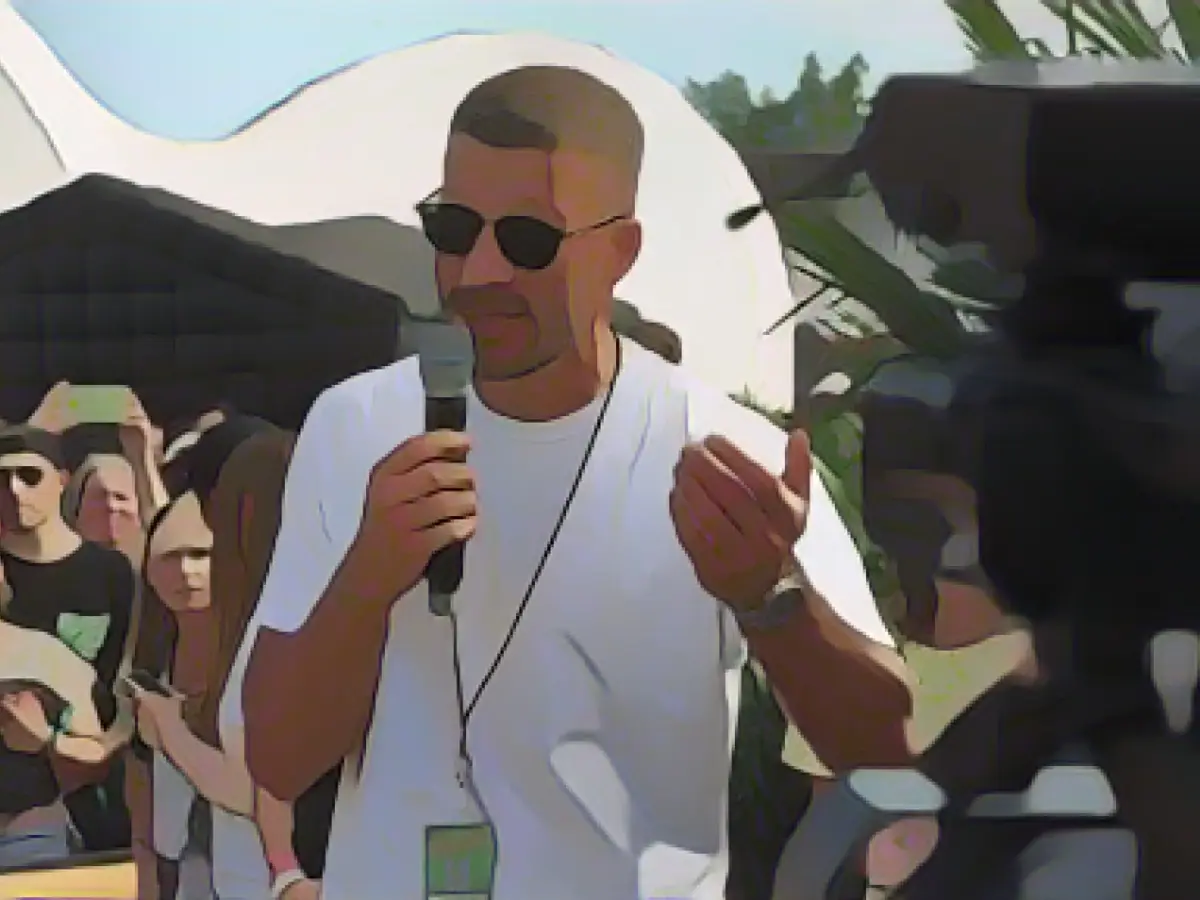 Podolski on earlier China offer: "What am I supposed to do there?"