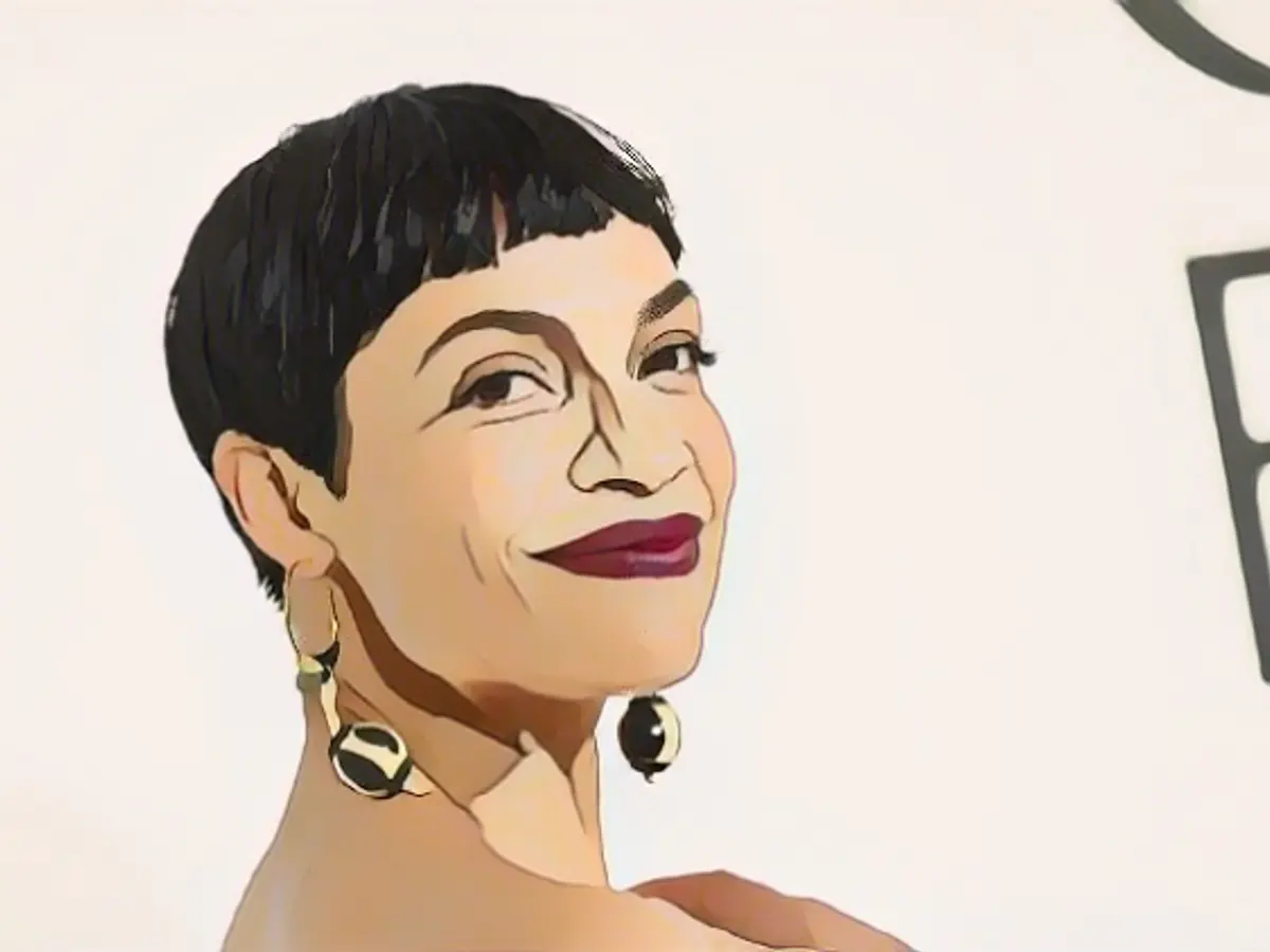 "Star Wars" star Rosario Dawson becomes a grandma