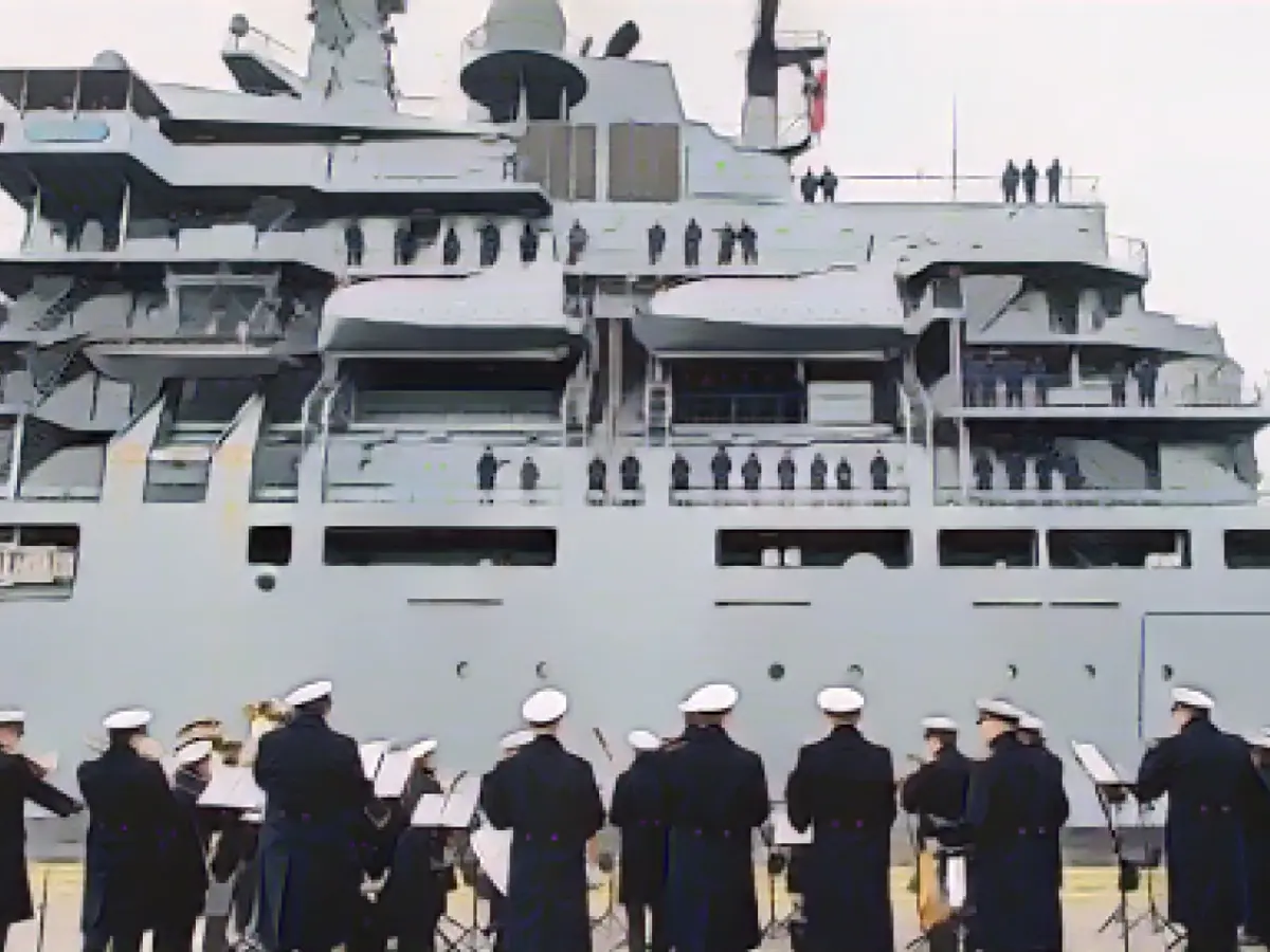 Naval vessel "Frankfurt am Main" returns