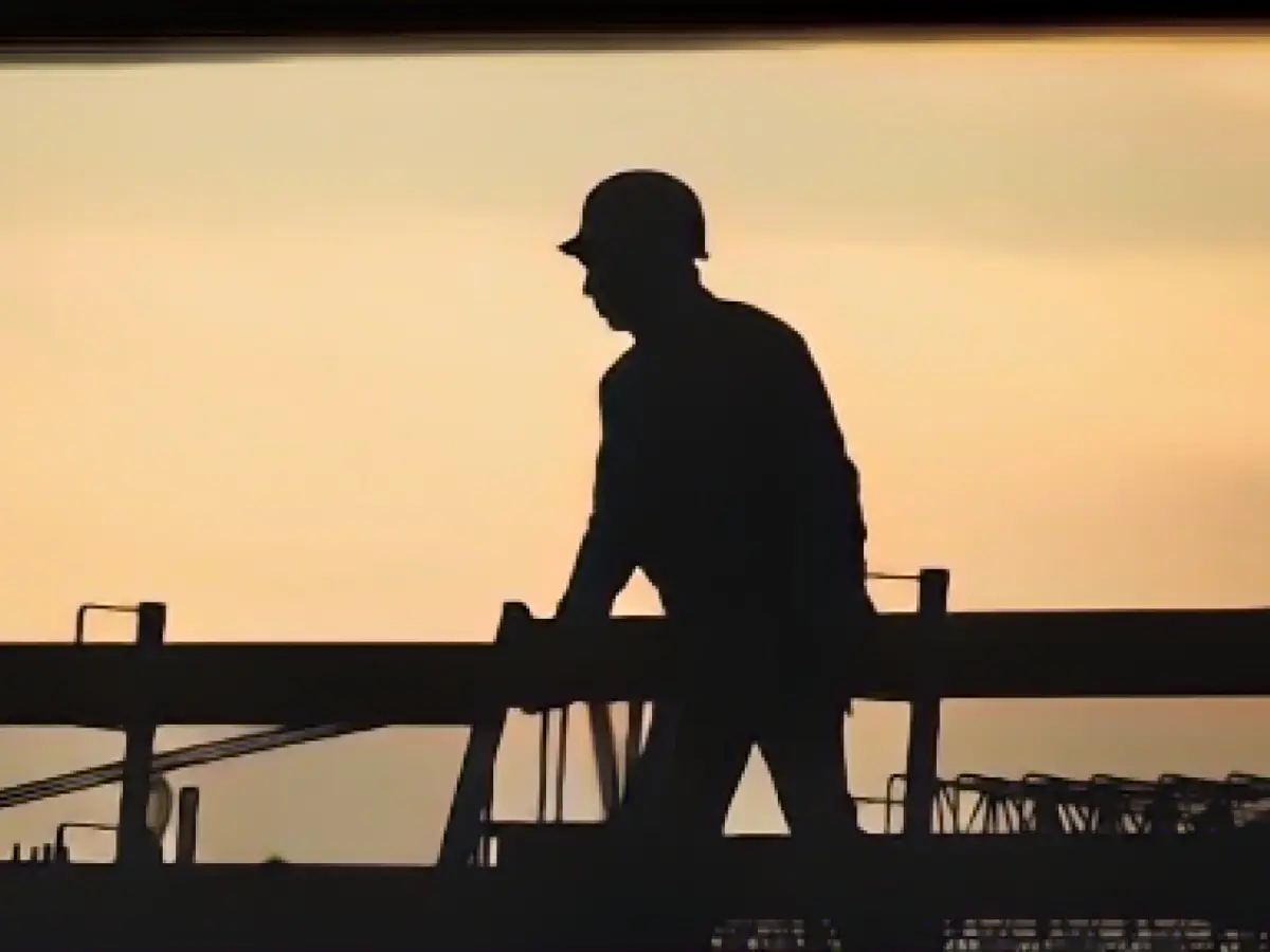 Stress and overtime: Employees suffer from bottlenecks