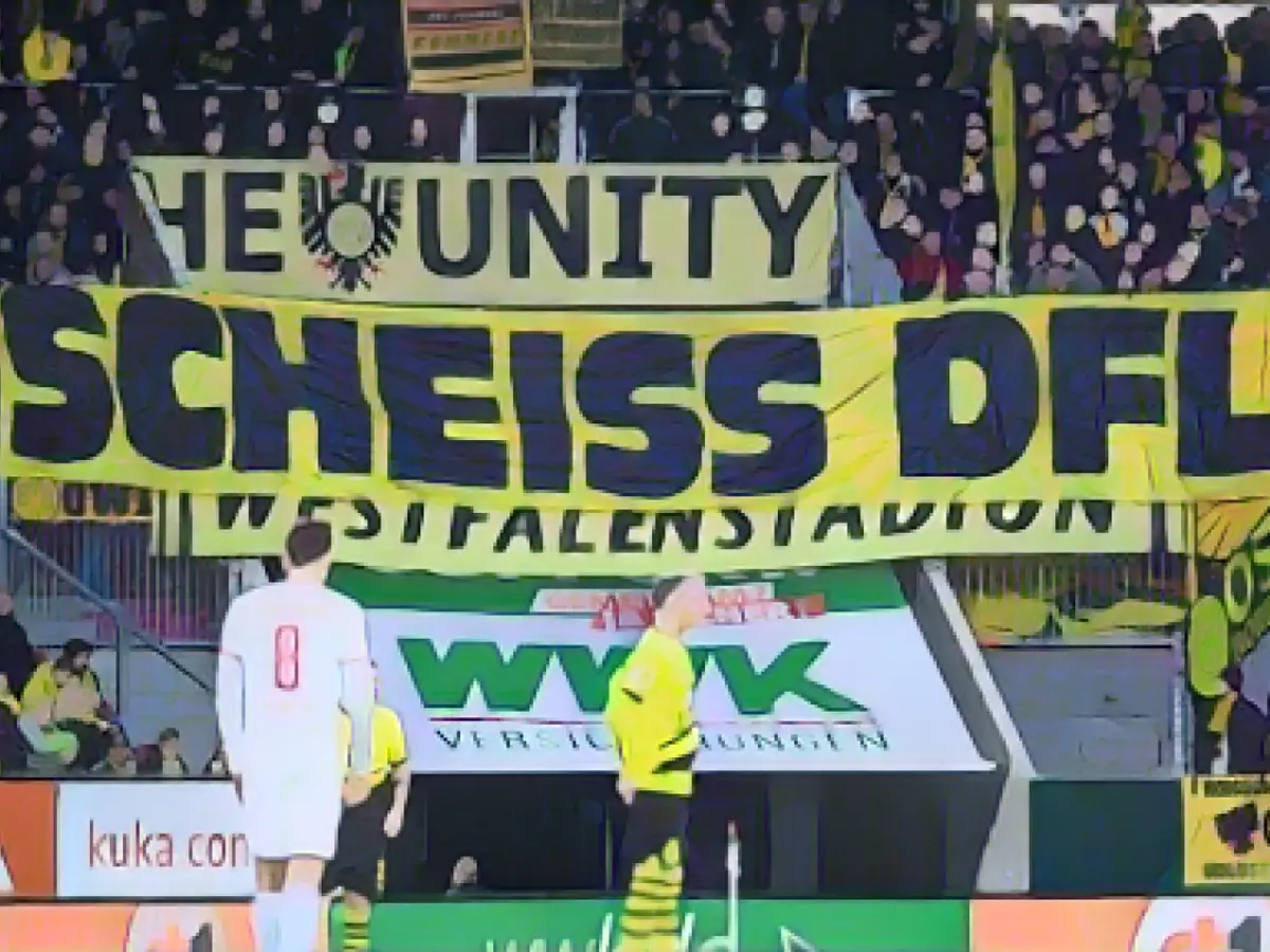 Fan protest in Augsburg: "No to investors in the DFL!"