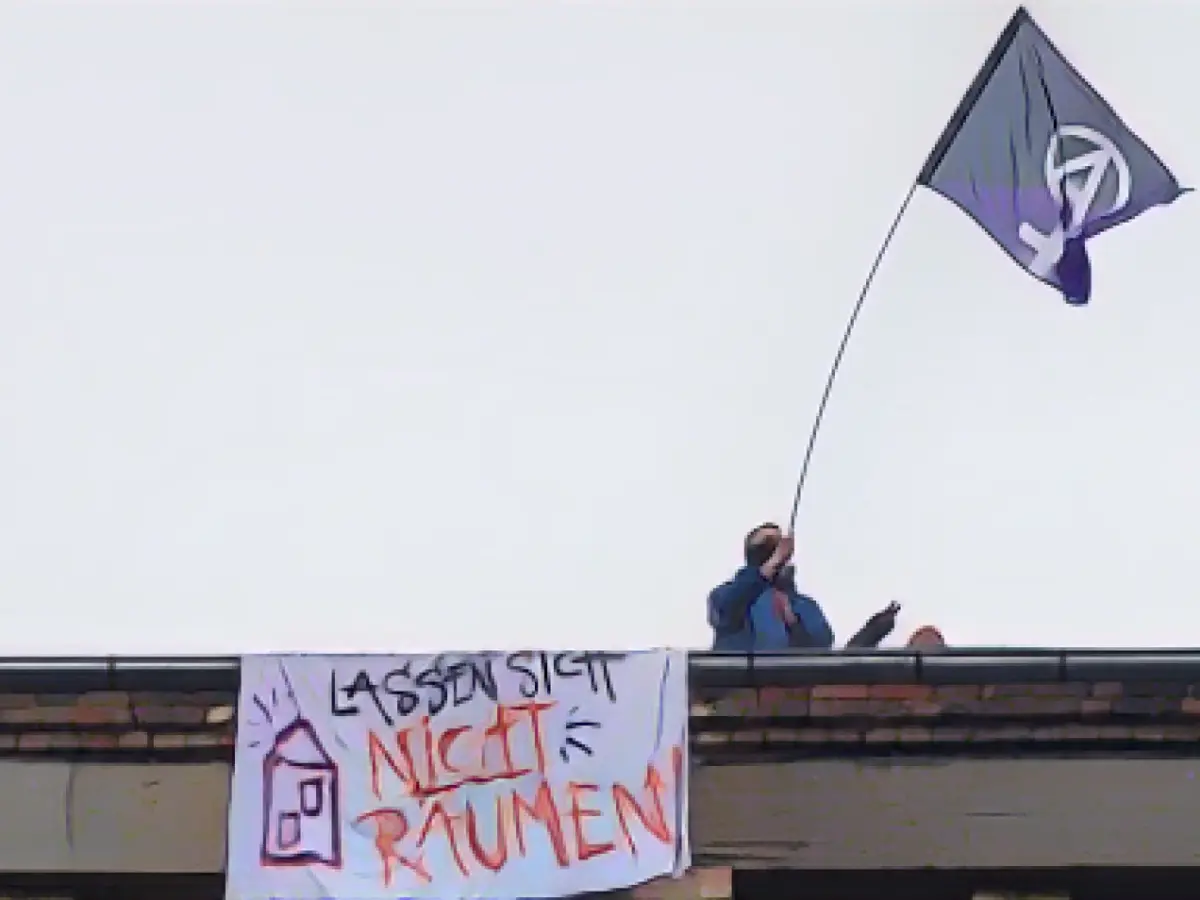More activists on the roof of Frankfurt print shop