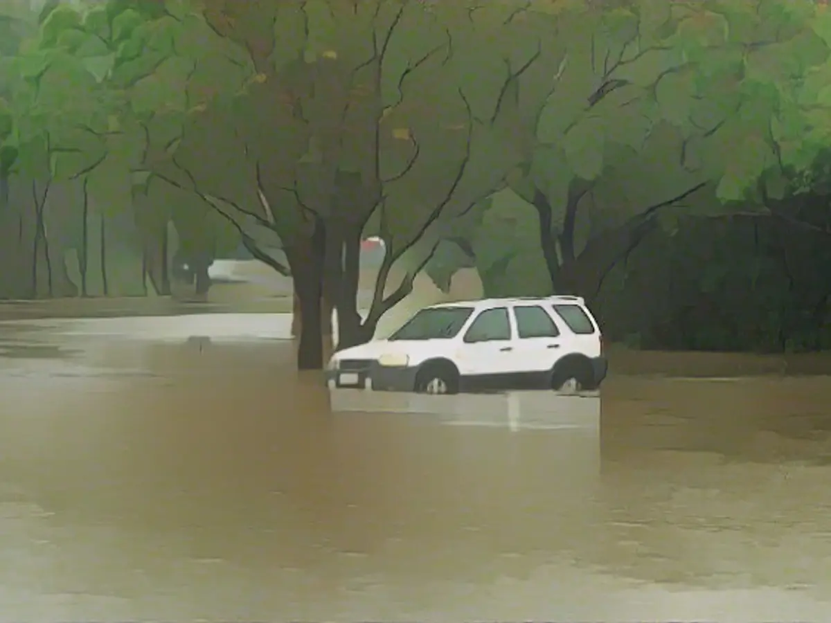 "Life-threatening" floods inundate northeast Australia