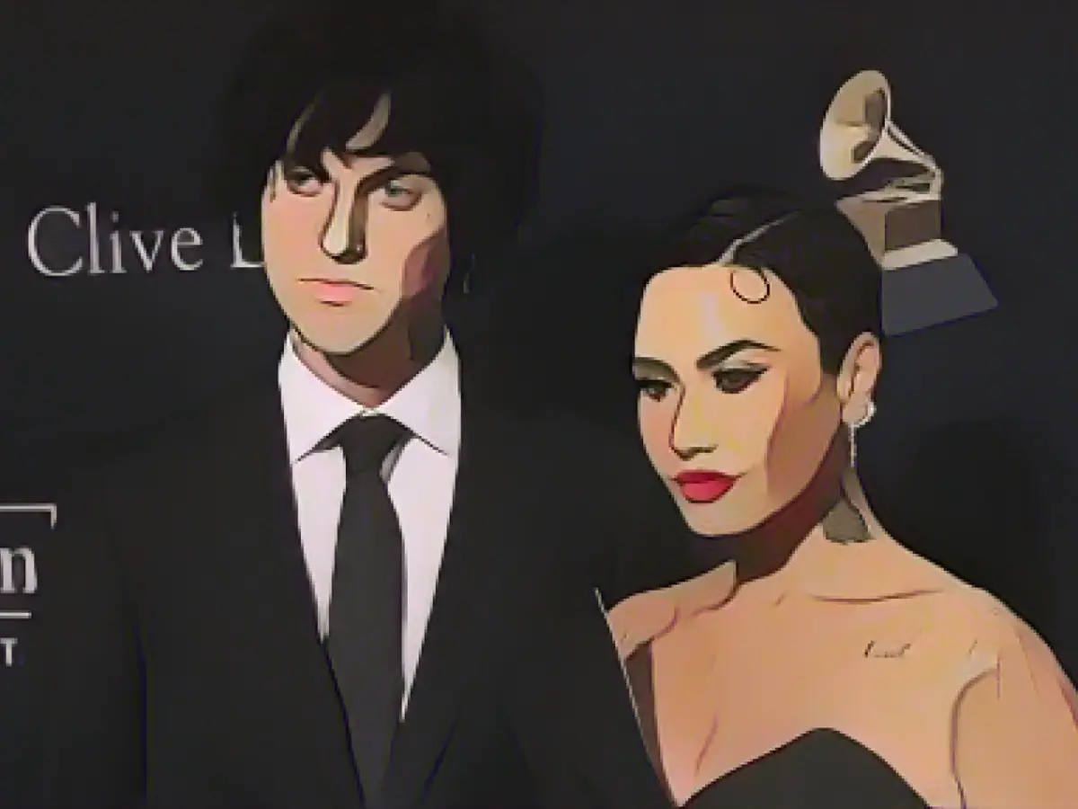 Singer engaged to musician Jutes