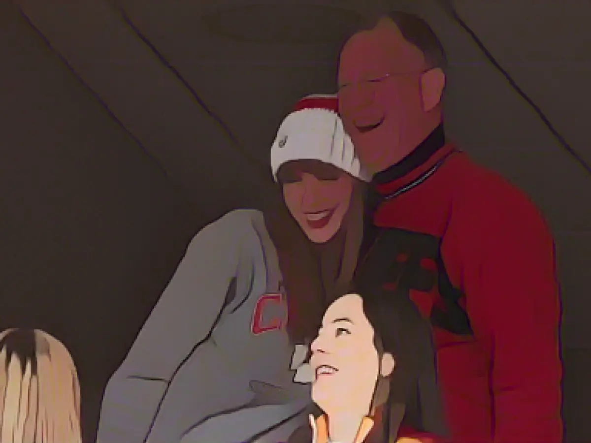 Taylor Swift and her father cheer on Travis Kelce at Chiefs game