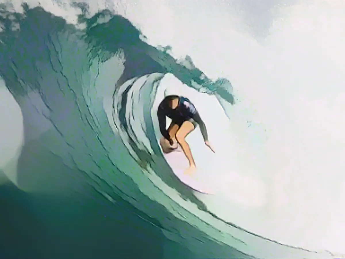 US teen stuns surfer Stephanie Gilmore at start of Women's Championship Tour in Hawaii