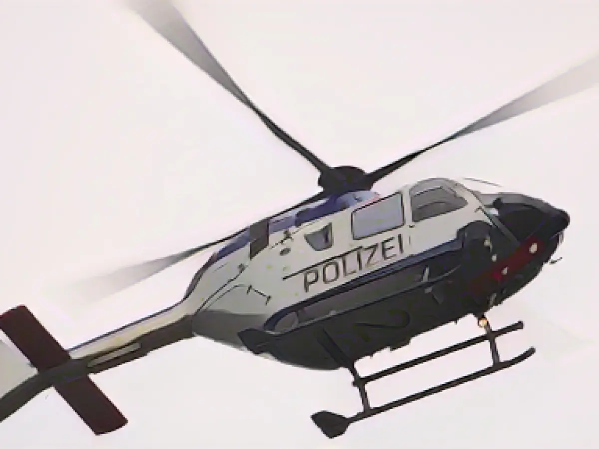 Cigarette vending machine blown up: perpetrator suffers burns