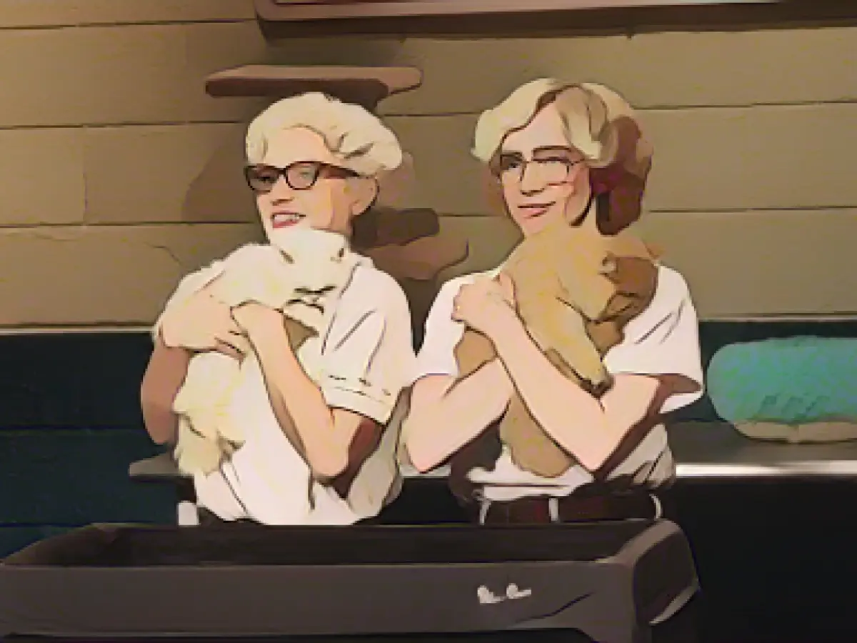 Kate McKinnon and Billie Eilish make very believable cat ladies