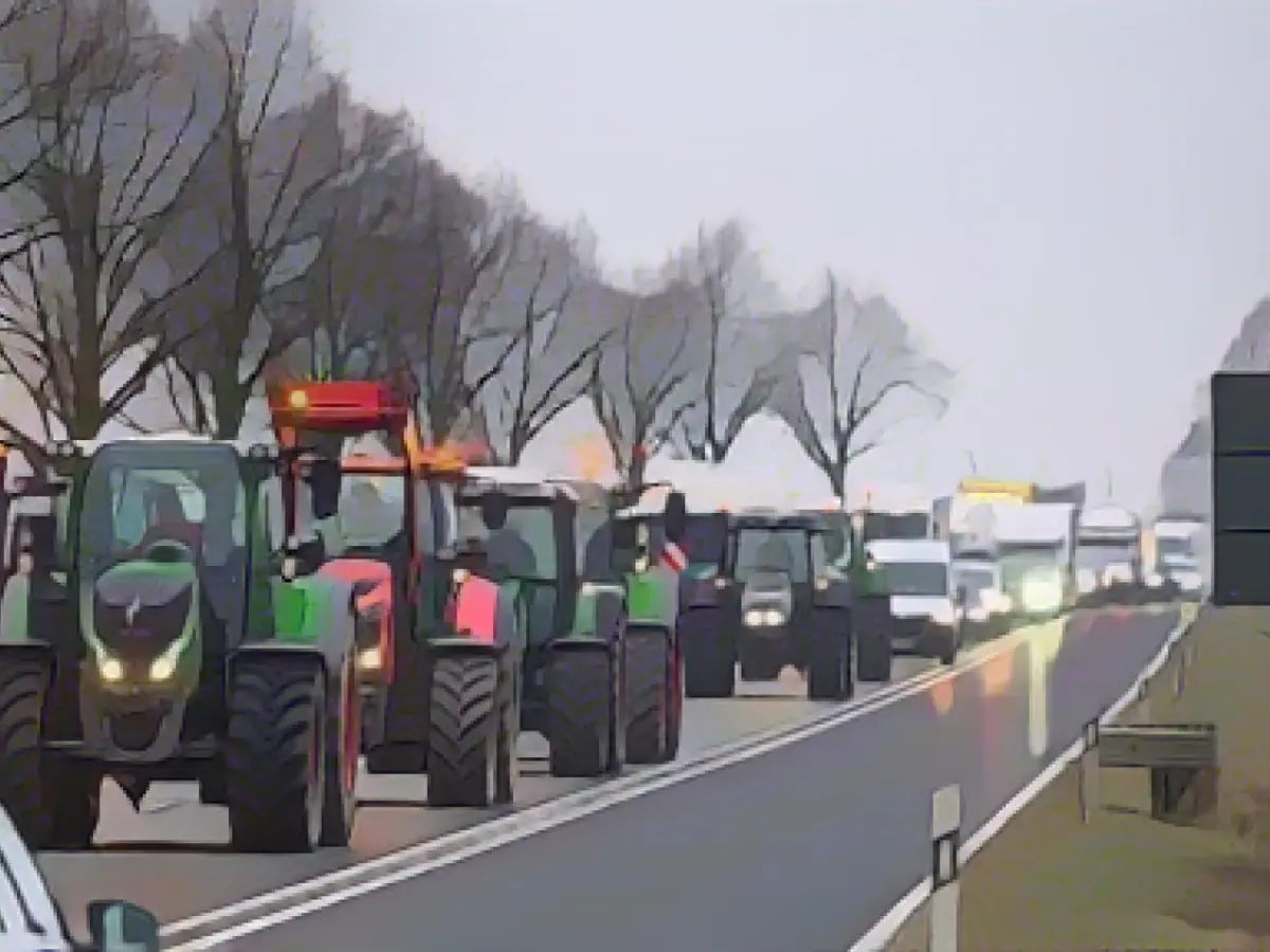 Tractor demo obstructs traffic in Salzwedel