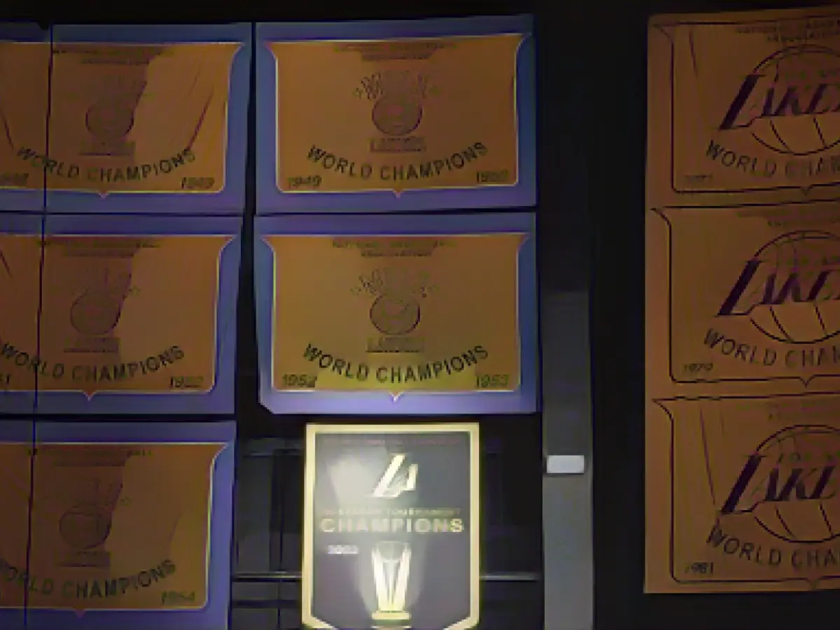 Los Angeles Lakers unveil season championship banner, but New York Knicks crash the party