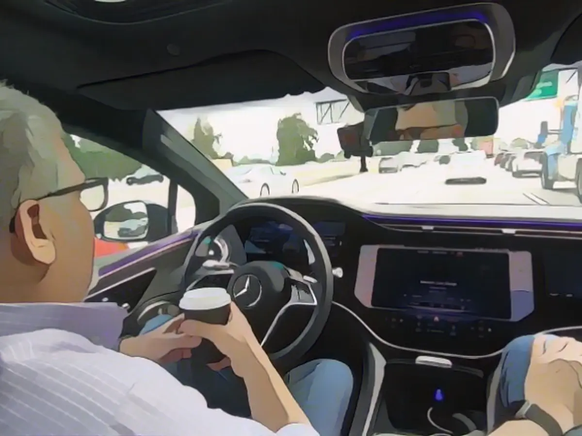 Mercedes adds new car light color: blue for autonomous driving