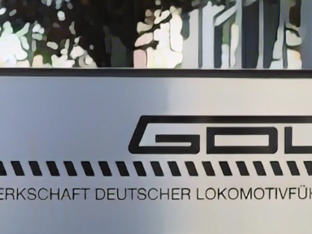 Wage dispute with Deutsche Bahn: GDL members vote for longer strikes