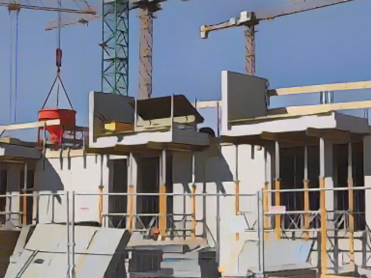 Slight fall in new orders in the main construction sector