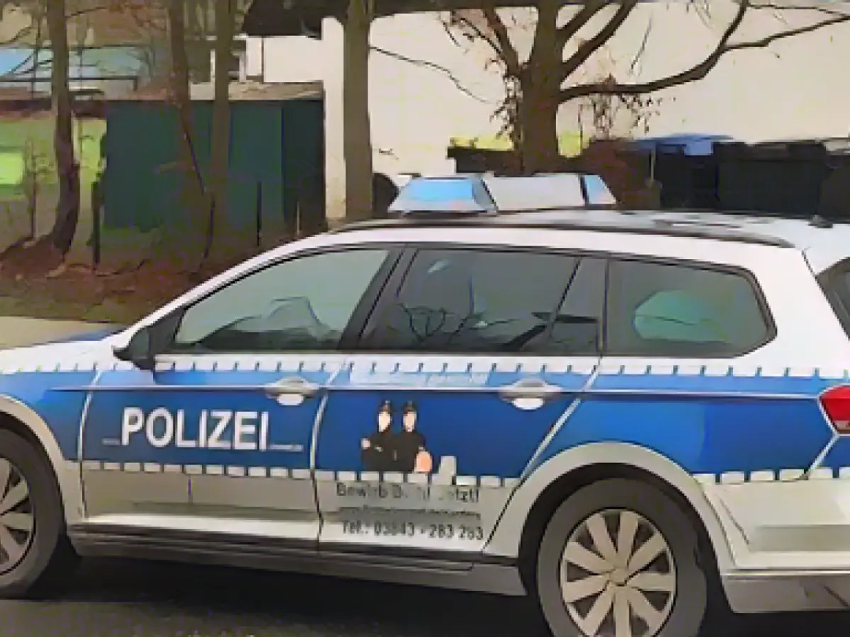 Police in action with battering ram in Schwerin