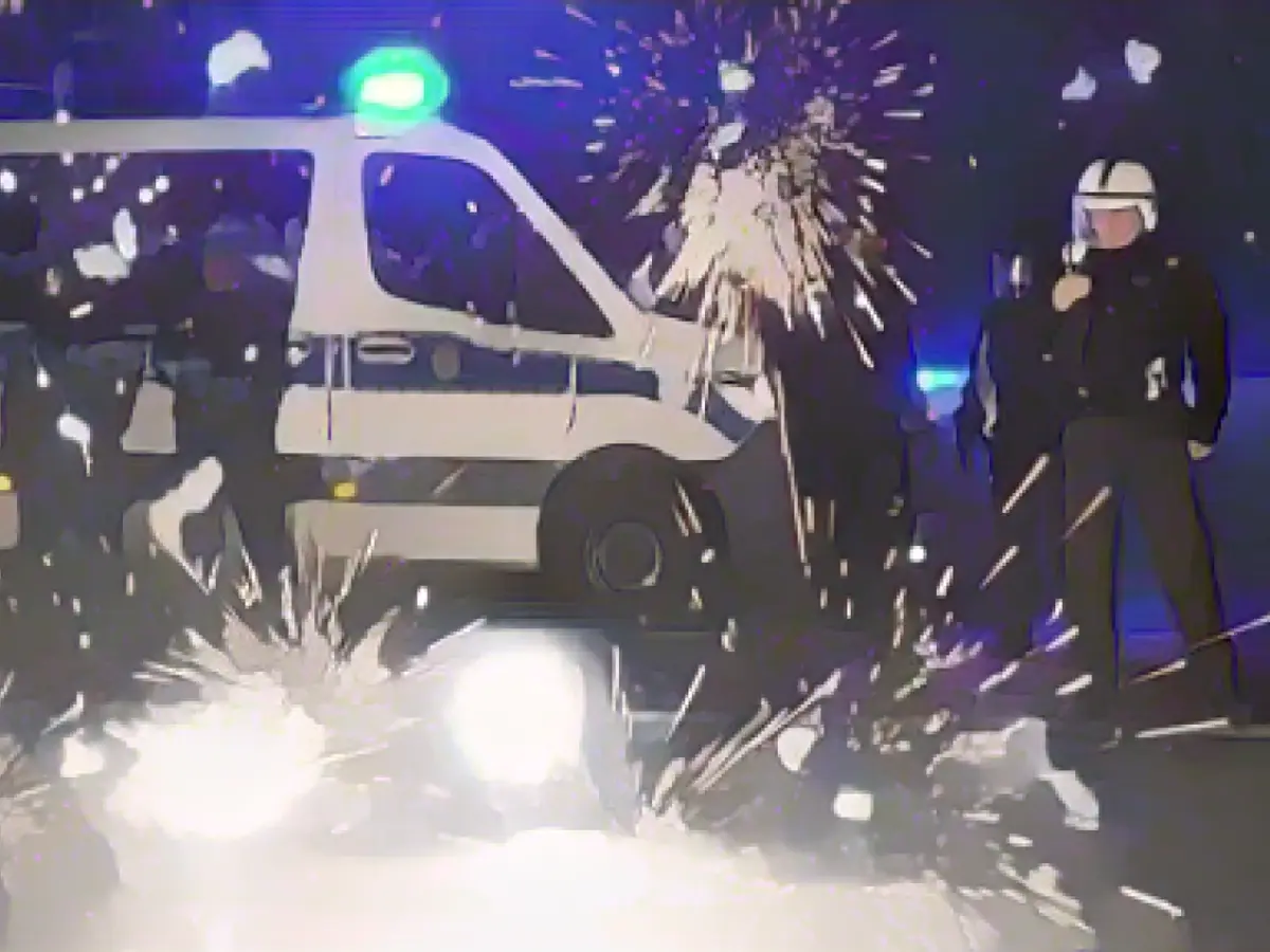 Police officers call for solidarity with officers on duty