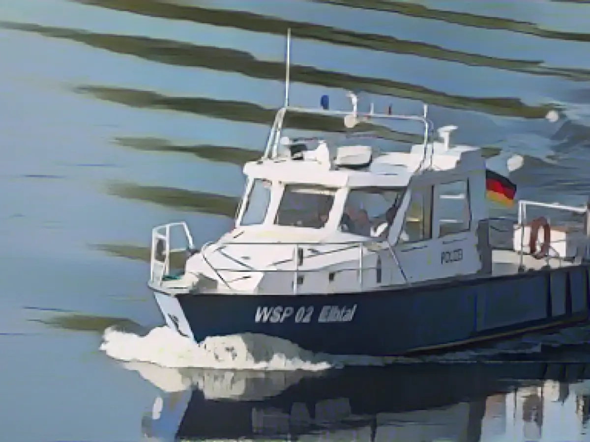 Search for missing sailor on the Elbe continues