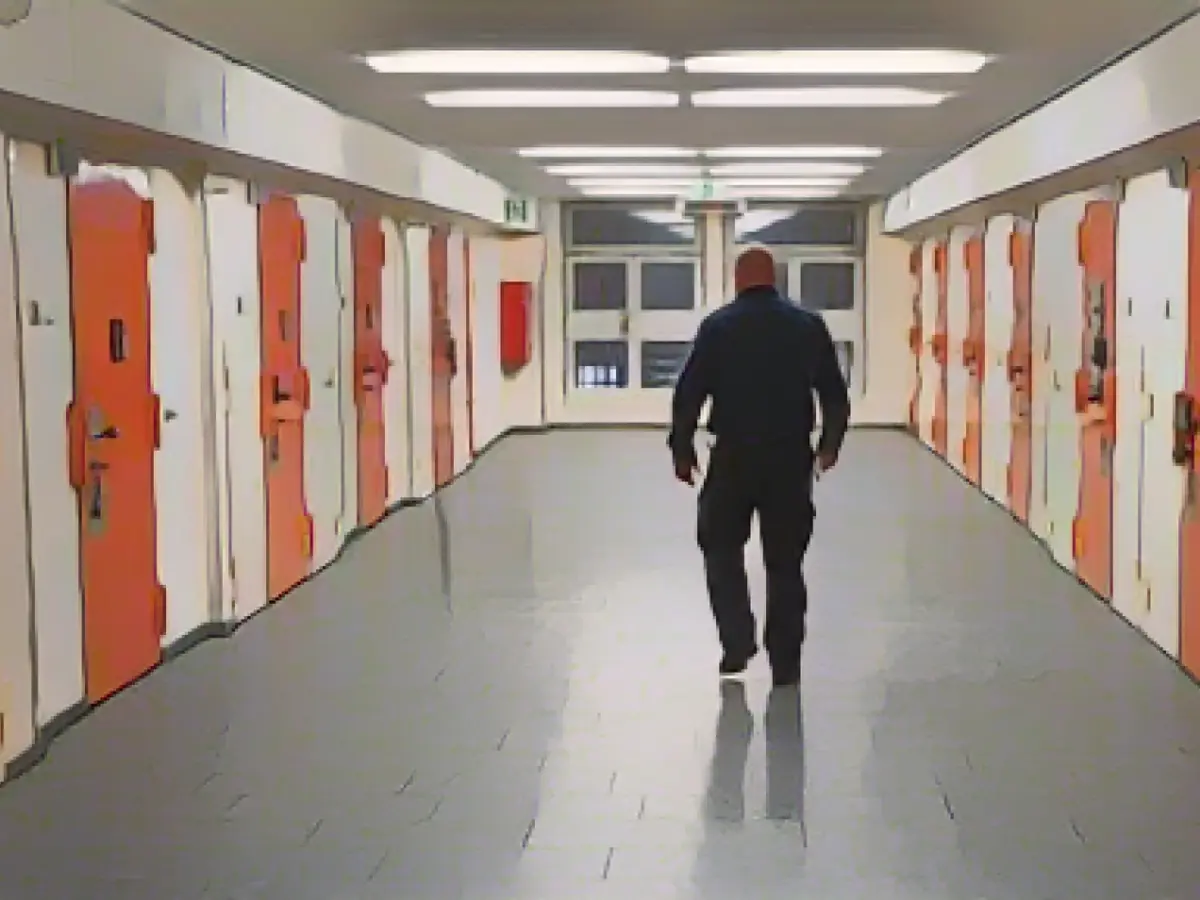 Prisons: Thousands of cell phones and many kilos of drugs found