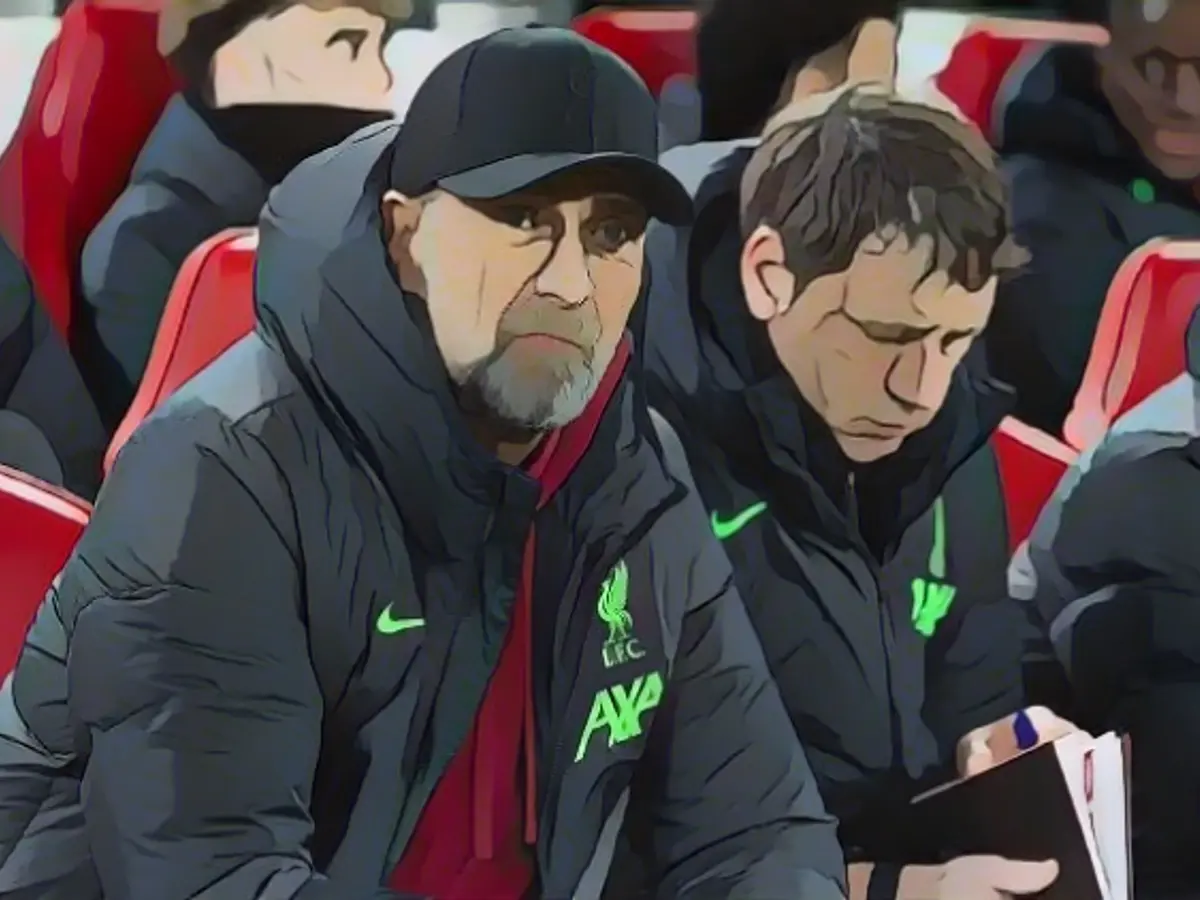 Klopp even scolds Anfield for Christmas crown