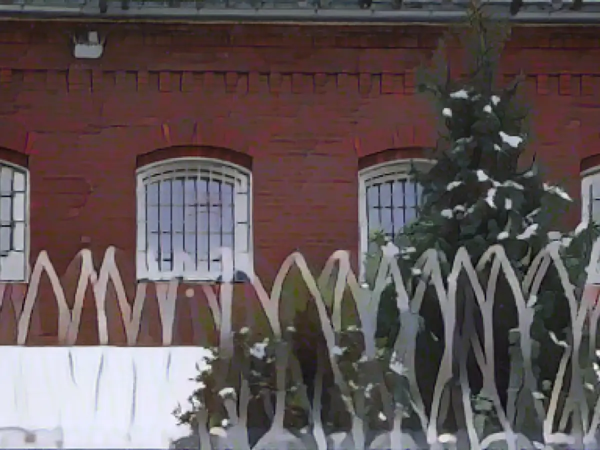 Prisoners collect returnable bottles for children's hospice