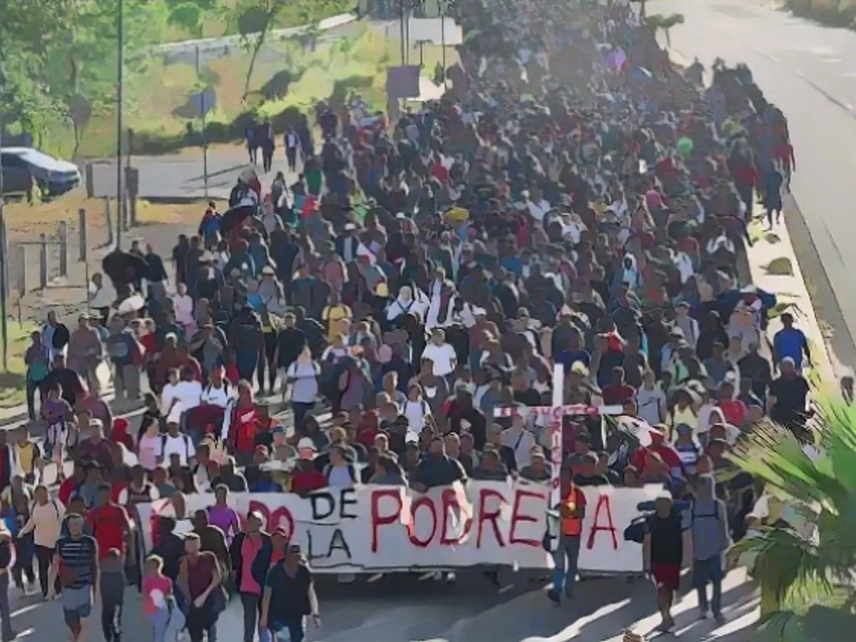 Thousands of migrants caravan towards the USA