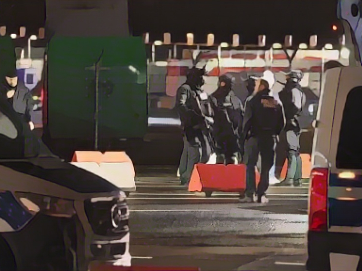 Armed man entrenches himself with children on apron