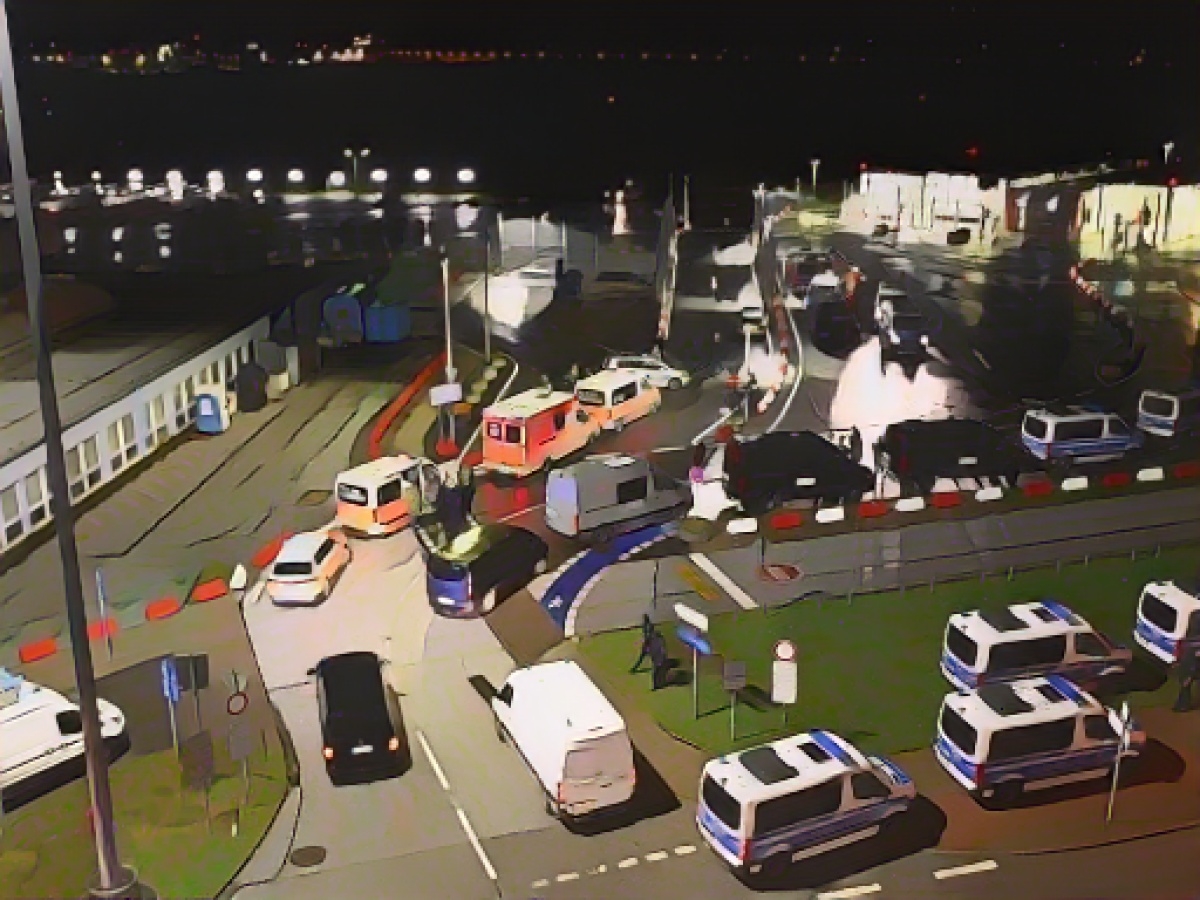 Police in contact with gunman at Hamburg airport