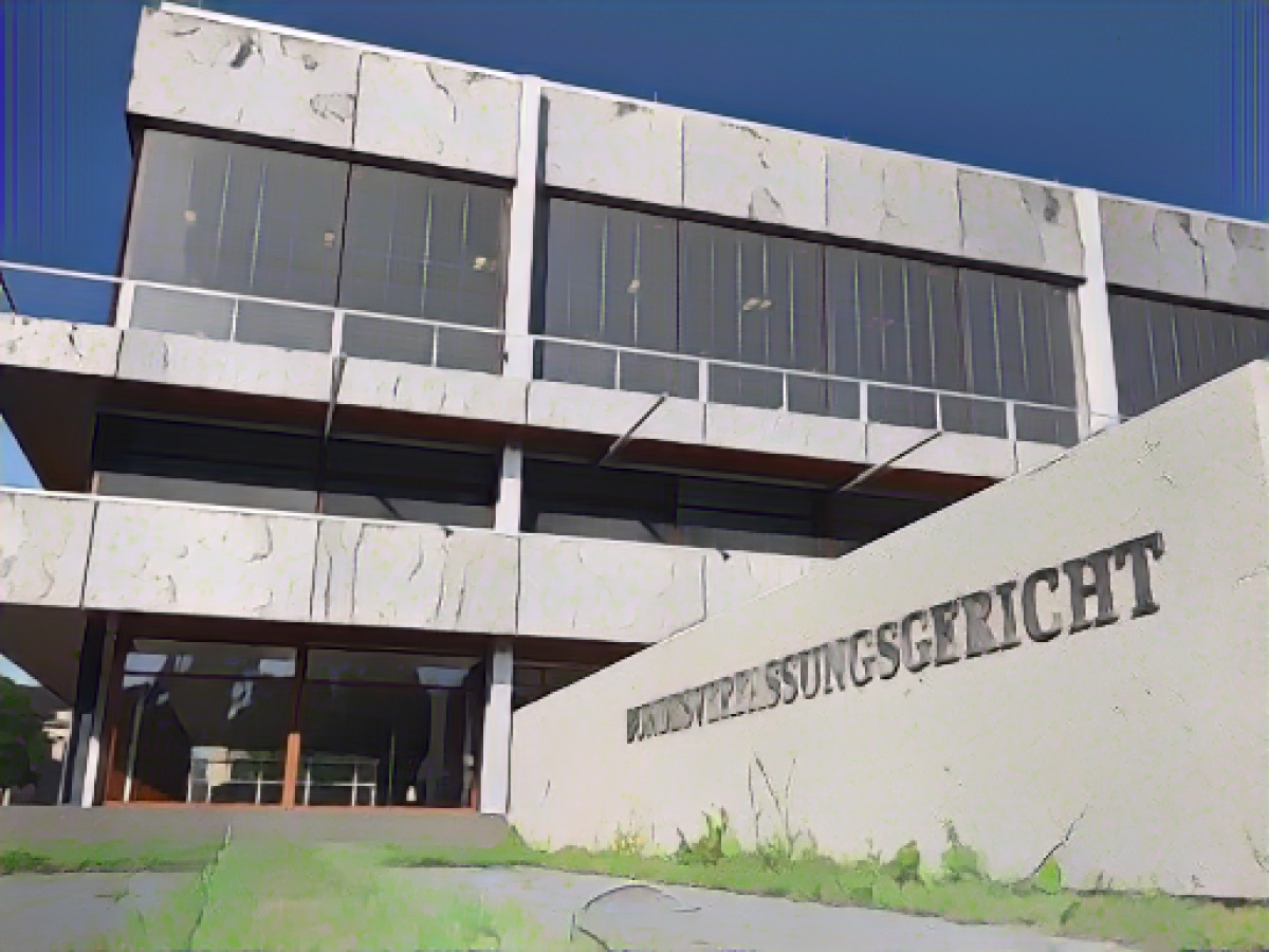 Man shoots in the direction of the police at the Federal Constitutional Court