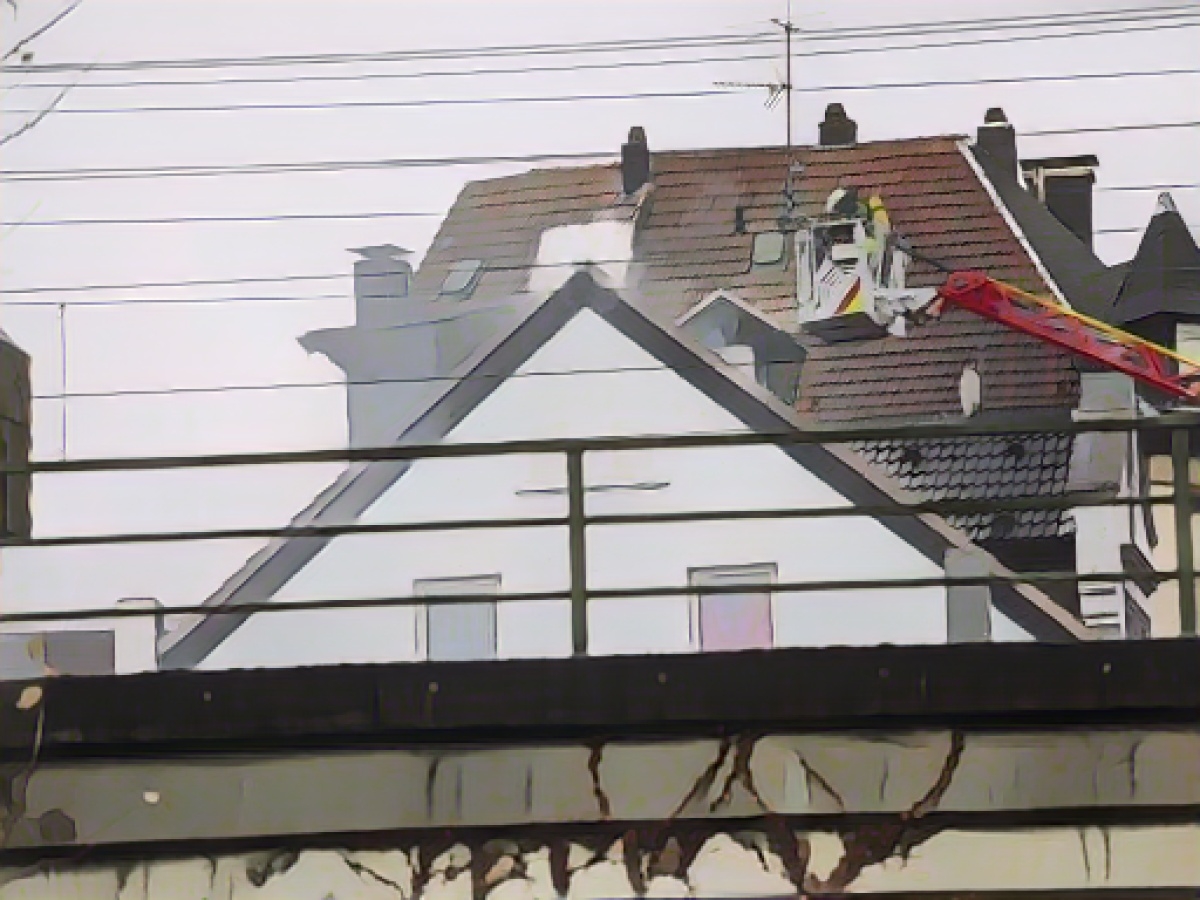 Fire in the attic of an apartment building: One dead