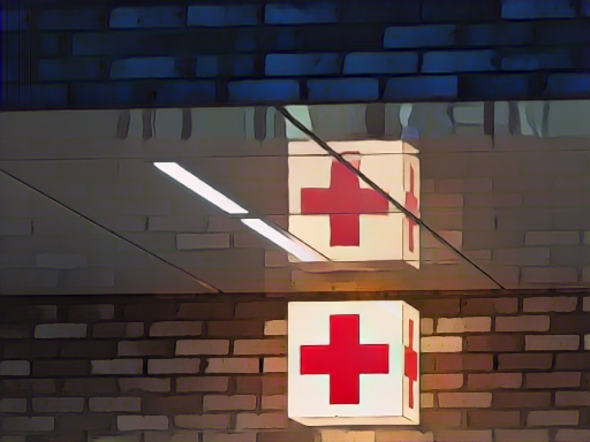 Car crashes into oncoming traffic: five people seriously injured