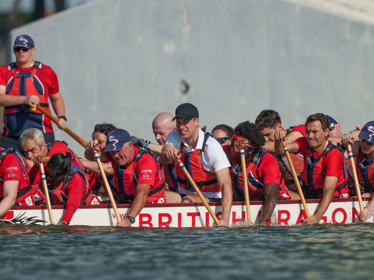 Prince William wins the dragon boat race