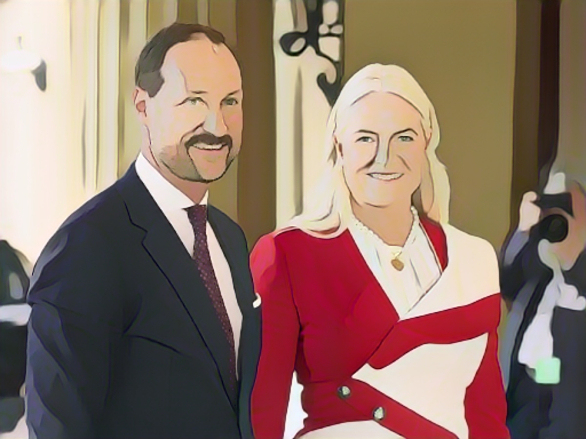 Crown Prince Haakon lands in Munich for a state visit