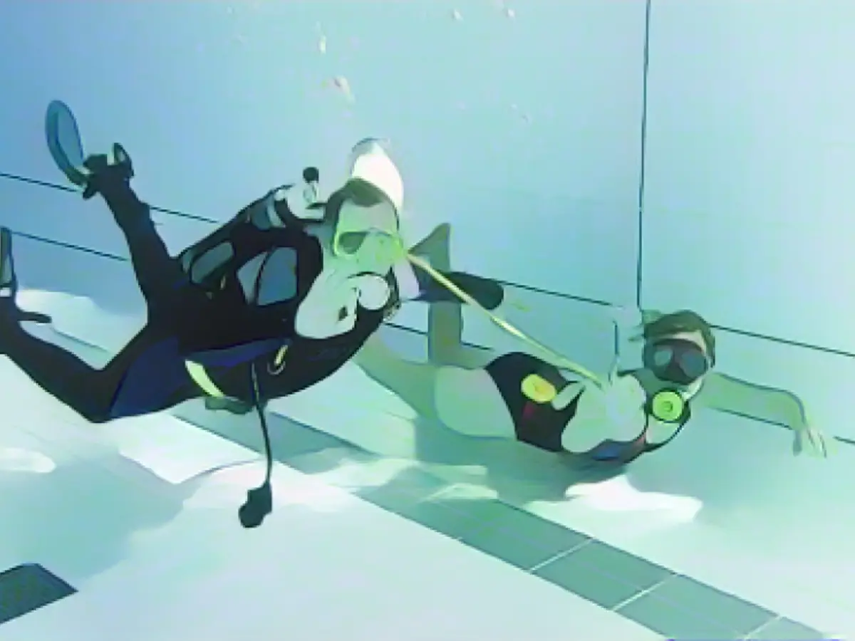 Diver dies in indoor pool