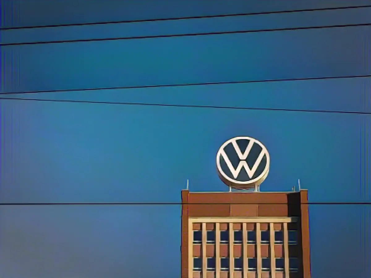 VW targets significant cost reduction in administration