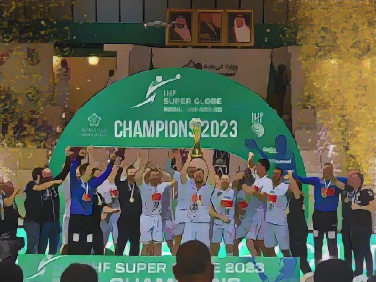 Bengalos in the rain: Fans welcome SC Magdeburg